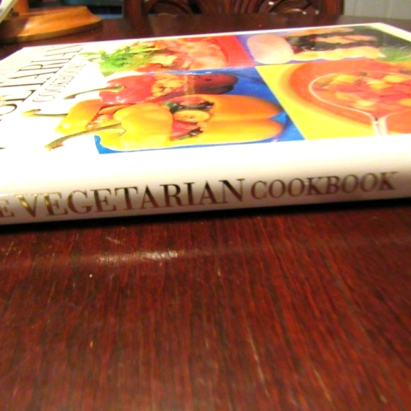 🫛🫑🥕 Incredible Vintage "Ultimate Vegetarian Cookbook" - HC - Picture 4 of 15